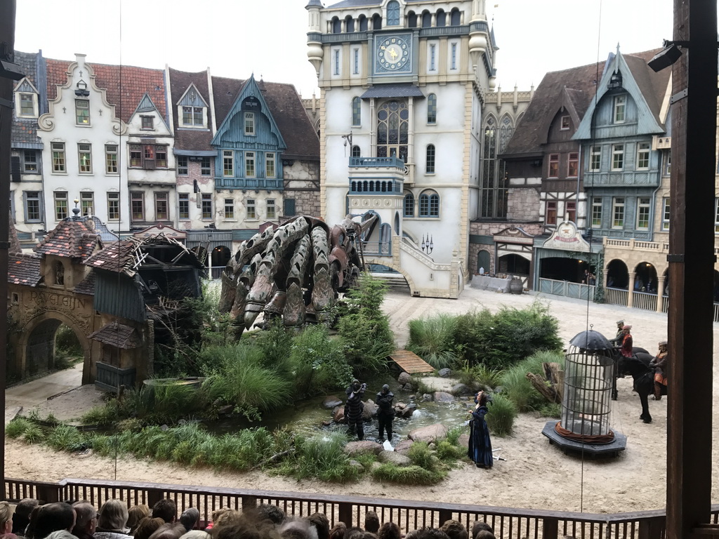 Actors, horses and dragon on the stage of the Raveleijn theatre at the Marerijk kingdom, during the Raveleijn Parkshow