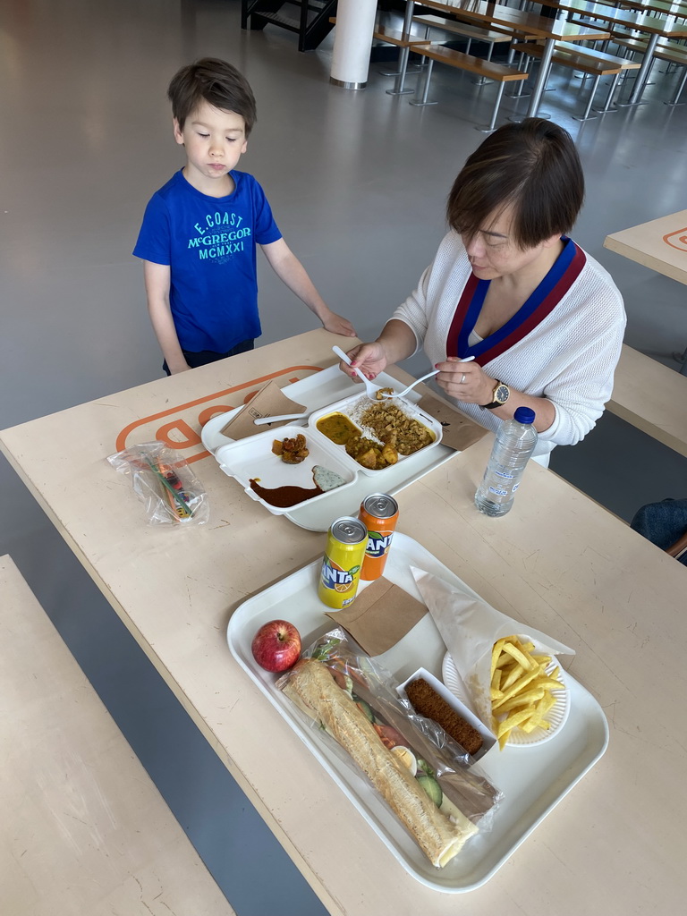 Miaomiao and Max having lunch at the Daely restaurant at the Strip area at the High Tech Campus Eindhoven, during the High Tech Campus Eindhoven Open Day 2022