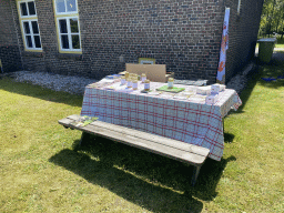 Table with honey in front of the Boerderij building at the High Tech Campus Eindhoven, during the High Tech Campus Eindhoven Open Day 2022