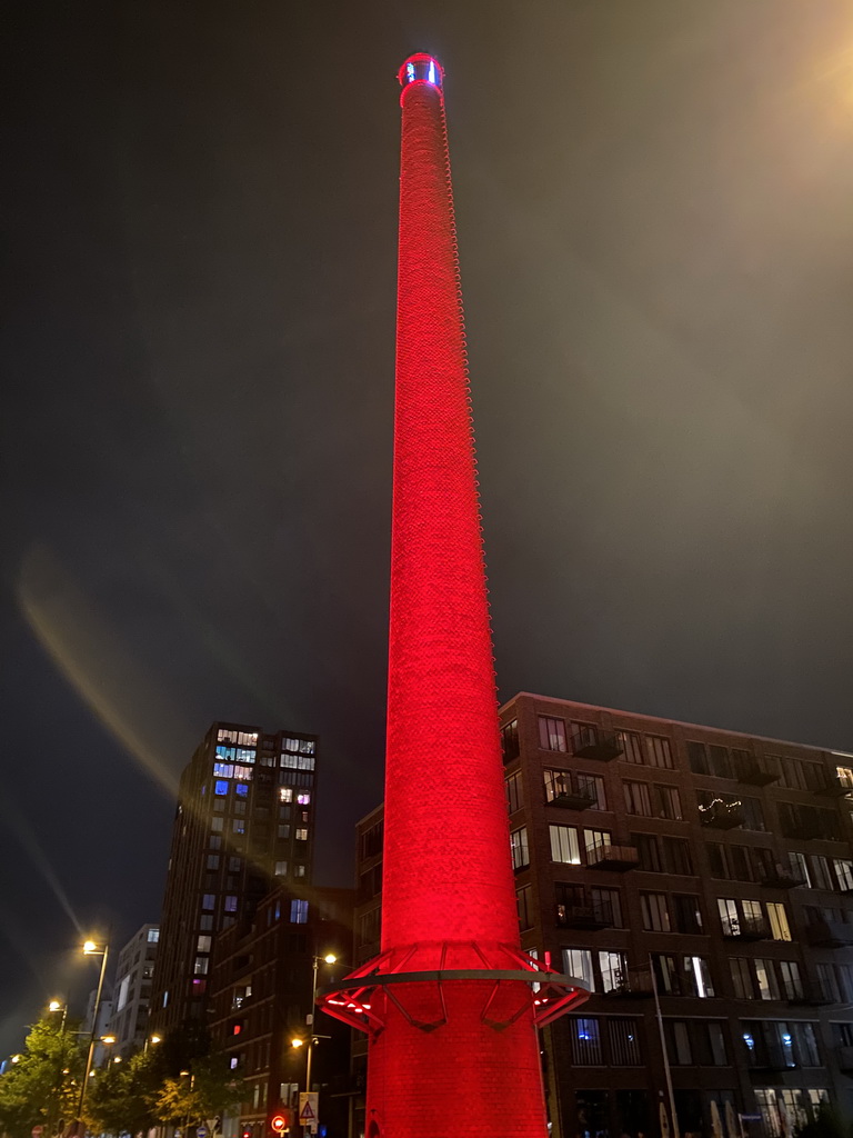 The Schoorsteen tower at the Philitelaan street, by night