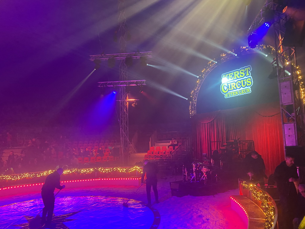 Circus ring being cleaned at the Kerstcircus Etten-Leur, during the half-time break