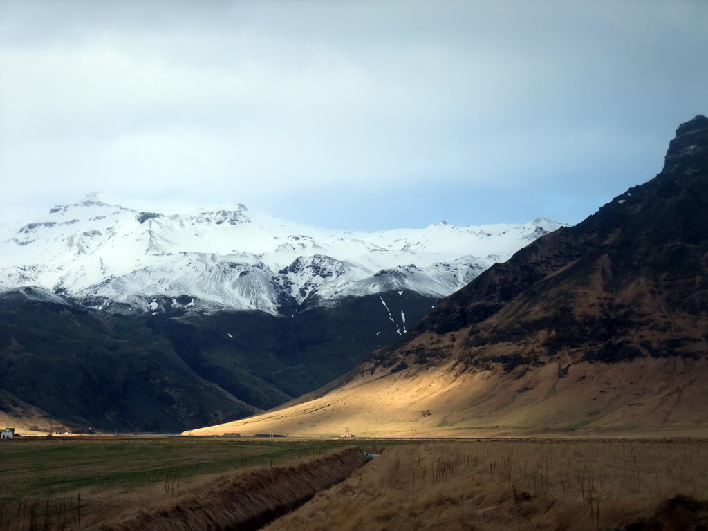 The Eyjafjallajökull volcano, viewed from the rental car on the Hringvegur road