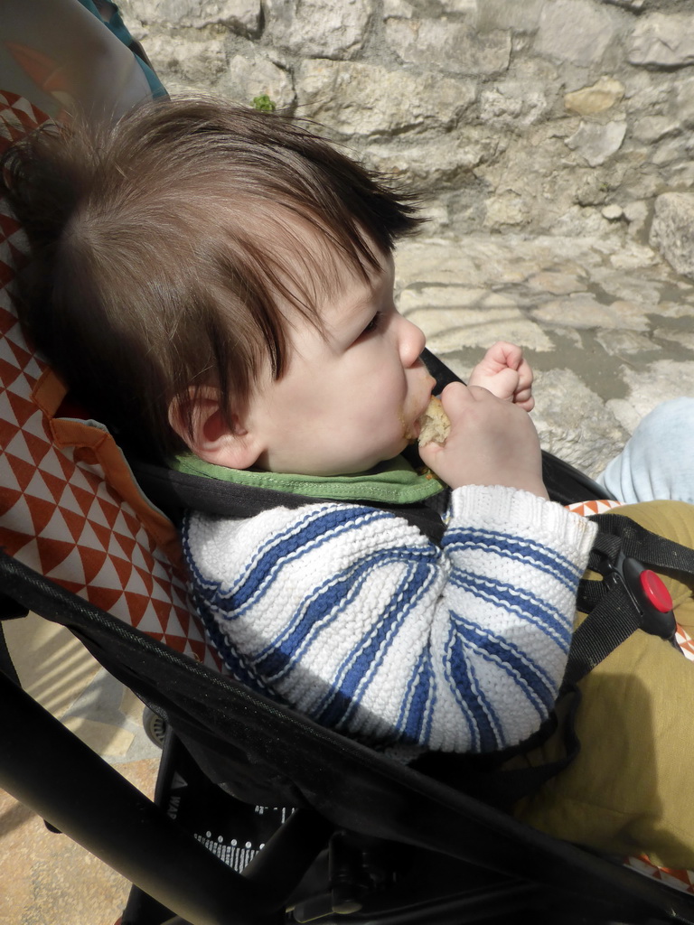 Max having lunch at the Restaurant Le Nid d`Aigle at the Rue du Château street