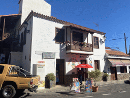 Front of the Minimarket Fataga shop at the Calle Néstor Álamo street