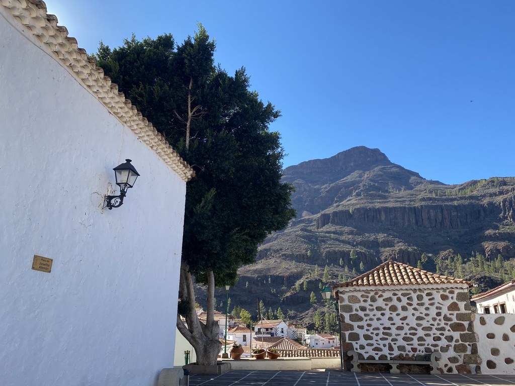 North side of the Iglesia de San José church at the Plaza de Josefita Alemán square