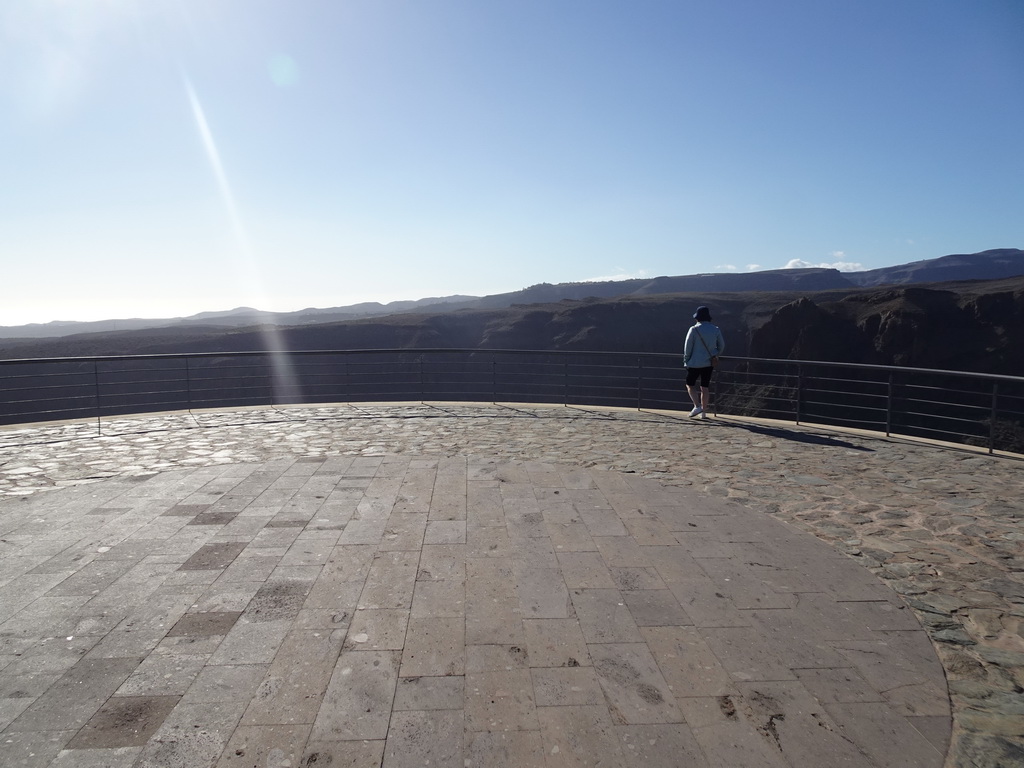 Miaomiao at the Mirador Astronómico de la Degollada de las Yeguas viewpoint