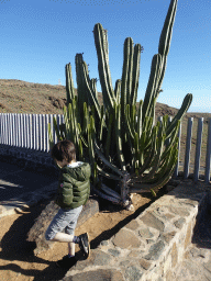 Max with a cactus at the Mirador Astronómico de la Degollada de las Yeguas viewpoint