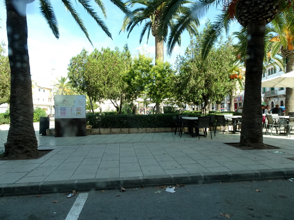 Southwest side of the Plaça Espanya square, viewed from the rental car