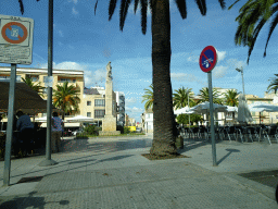 Statue at the Plaça Espanya square, viewed from the rental car on the south side