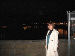 Miaomiao at the Ponte Vecchio bridge, with a view on the Ponte Santa Trinita bridge over the Arno river and the tower of the Chiesa di San Jacopo Soprarno church, by night