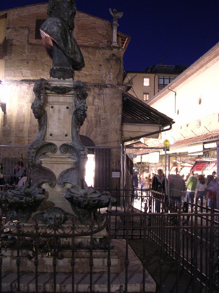 The Monument to Benvenuto Cellini at the Ponte Vecchio bridge, by night