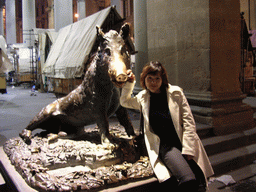 Miaomiao with the Fontana del Porcellino fountain at the Piazza del Mercato Nuovo square, by night