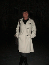 Miaomiao in front of the Palazzo Vecchio palace at the Piazza della Signoria square, by night