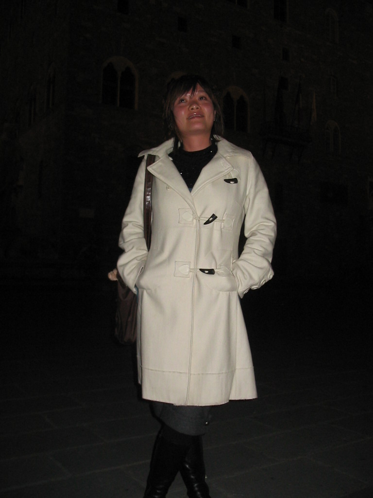 Miaomiao in front of the Palazzo Vecchio palace at the Piazza della Signoria square, by night