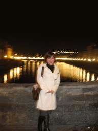 Miaomiao at the Ponte Vecchio bridge, with a view on the Ponte alle Grazie bridge over the Arno river, by night