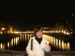 Miaomiao with an ice cream at the Ponte Vecchio bridge, with a view on the Ponte alle Grazie bridge over the Arno river, by night