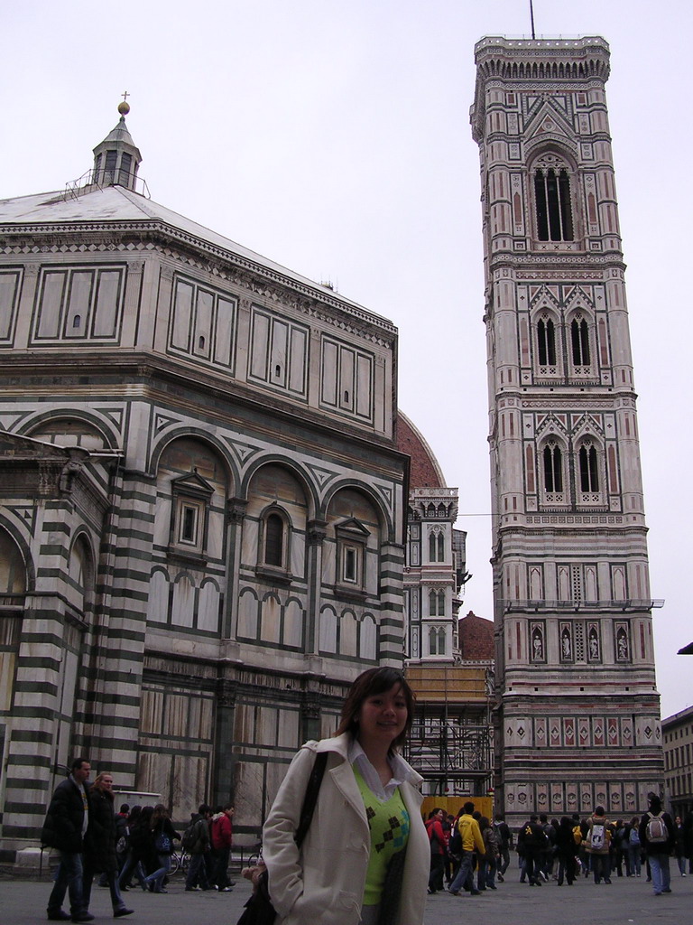 Miaomiao at the Piazza di San Giovanni square, with a view on the Baptistery of St. John, the Cathedral of Santa Maria del Fiore and the Campanile di Giotto tower