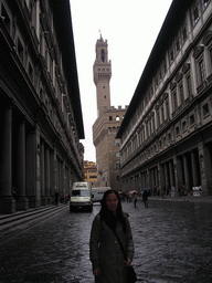 Miaomiao`s friend at the Piazzale degli Uffizi square, with a view on the Palazzo Vecchio palace