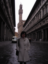 Miaomiao at the Piazzale degli Uffizi square, with a view on the Palazzo Vecchio palace