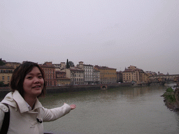 Miaomiao at the Ponte alle Grazie bridge, with a view on the Ponte Vecchio bridge over the Arno river