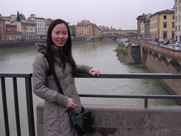 Miaomiao`s friend at the Ponte alle Grazie bridge, with a view on the Ponte Vecchio bridge over the Arno river