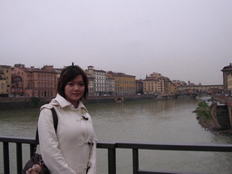 Miaomiao at the Ponte alle Grazie bridge, with a view on the Ponte Vecchio bridge over the Arno river