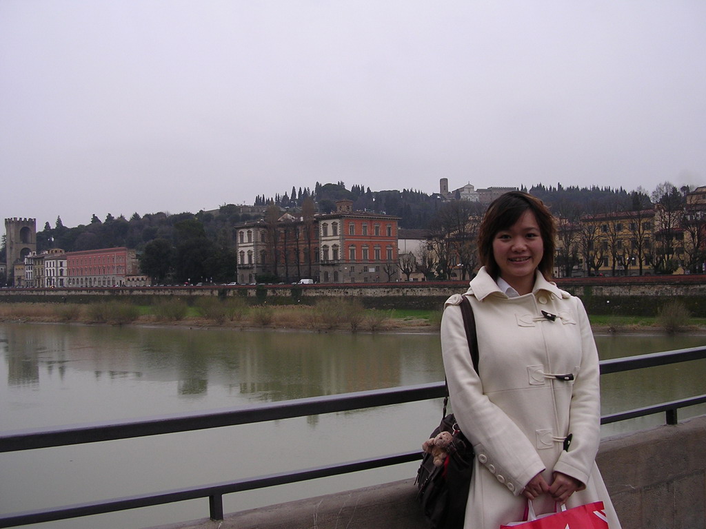 Miaomiao at the Ponte alle Grazie bridge, with a view on the Arno river, the Terzo Giardino garden, the San Niccolò Tower and the Chiesa di San Salvatore al Monte church