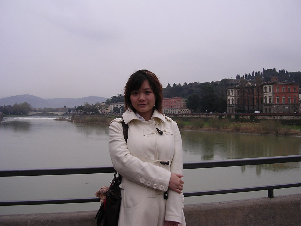 Miaomiao at the Ponte alle Grazie bridge, with a view on the Ponte San Niccolò bridge over the Arno river and the Terzo Giardino garden