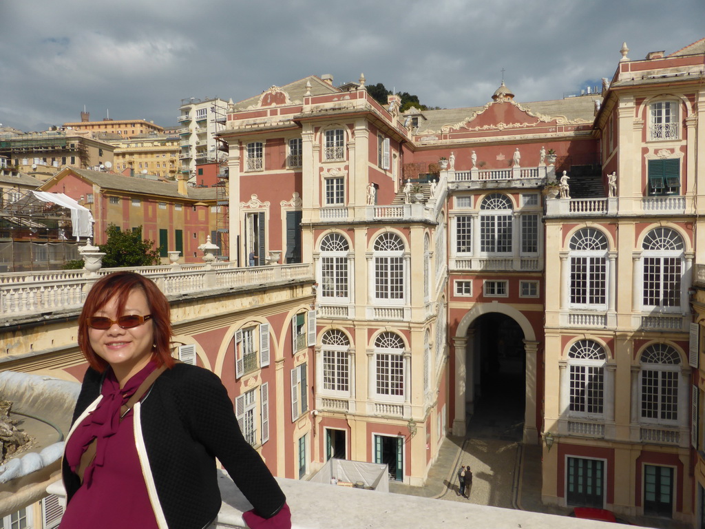 Miaomiao at the roof terrace of the Royal Palace, with a view on the back side of the Royal Palace