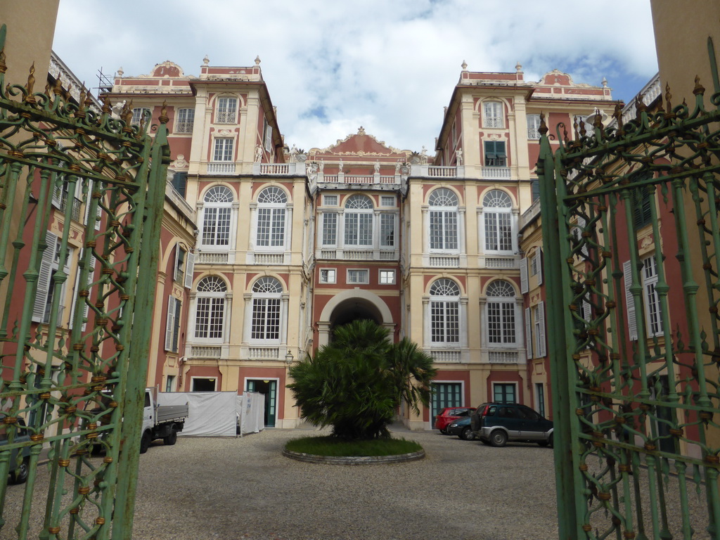 Gates, inner courtyard and back side of the Royal Palace