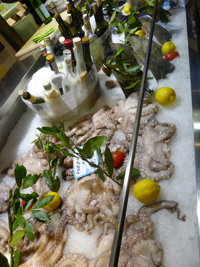 Seafood and drinks at the bar of the Soho restaurant at the Via Al Ponte Calvi street