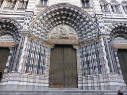 Front gate of the Cathedral of San Lorenzo at the Via Chiabrera street