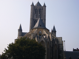 The east side of the Sint-Niklaaskerk church, viewed from the Emile Braunplein square