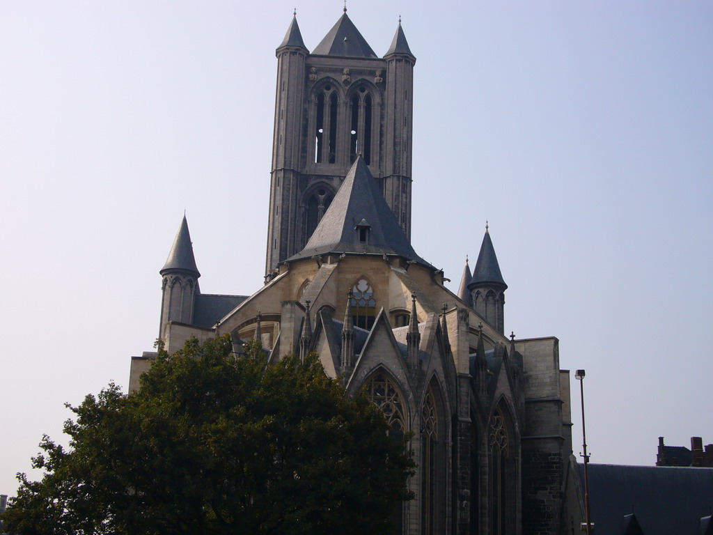 The east side of the Sint-Niklaaskerk church, viewed from the Emile Braunplein square