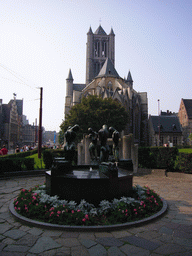 Fountain at the Emile Braunplein square, and the east side of the Sint-Niklaaskerk church