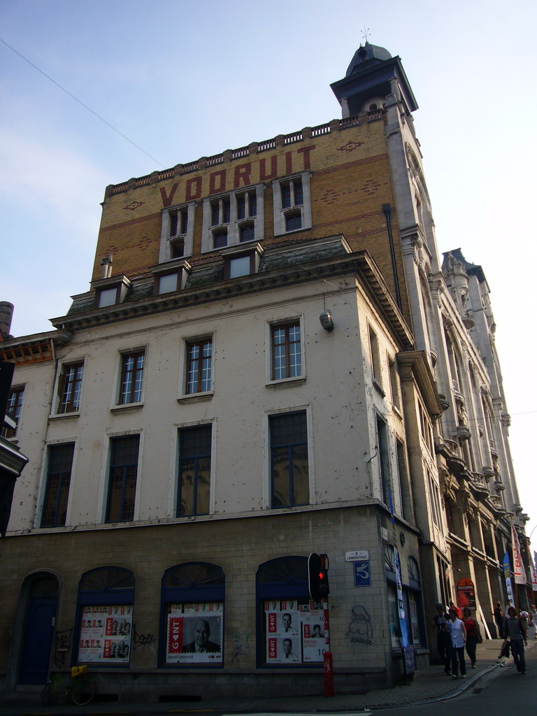 Crossing of the Sint-Pietersnieuwstraat street and the Lammerstraat street, with the Vooruit art center