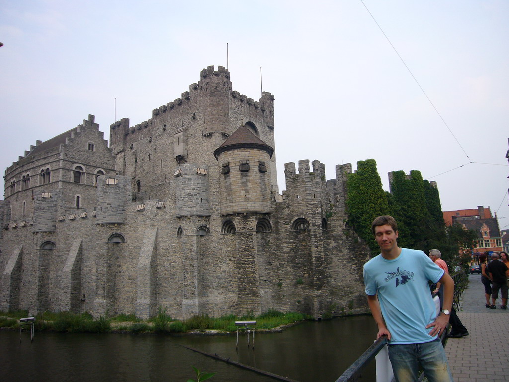 Tim on the Execution Bridge, with a view on the Gravensteen Castle and the Leie river