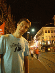 Tim at the Kortemunt street with a view on the Post Plaza building, by night