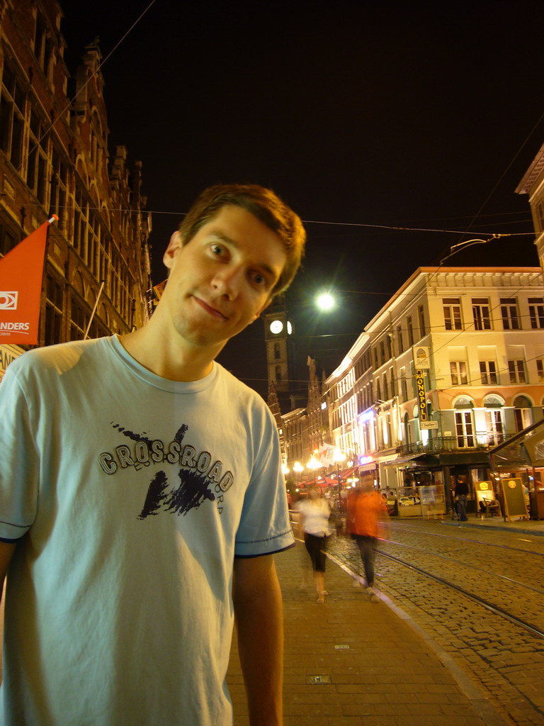 Tim at the Kortemunt street with a view on the Post Plaza building, by night