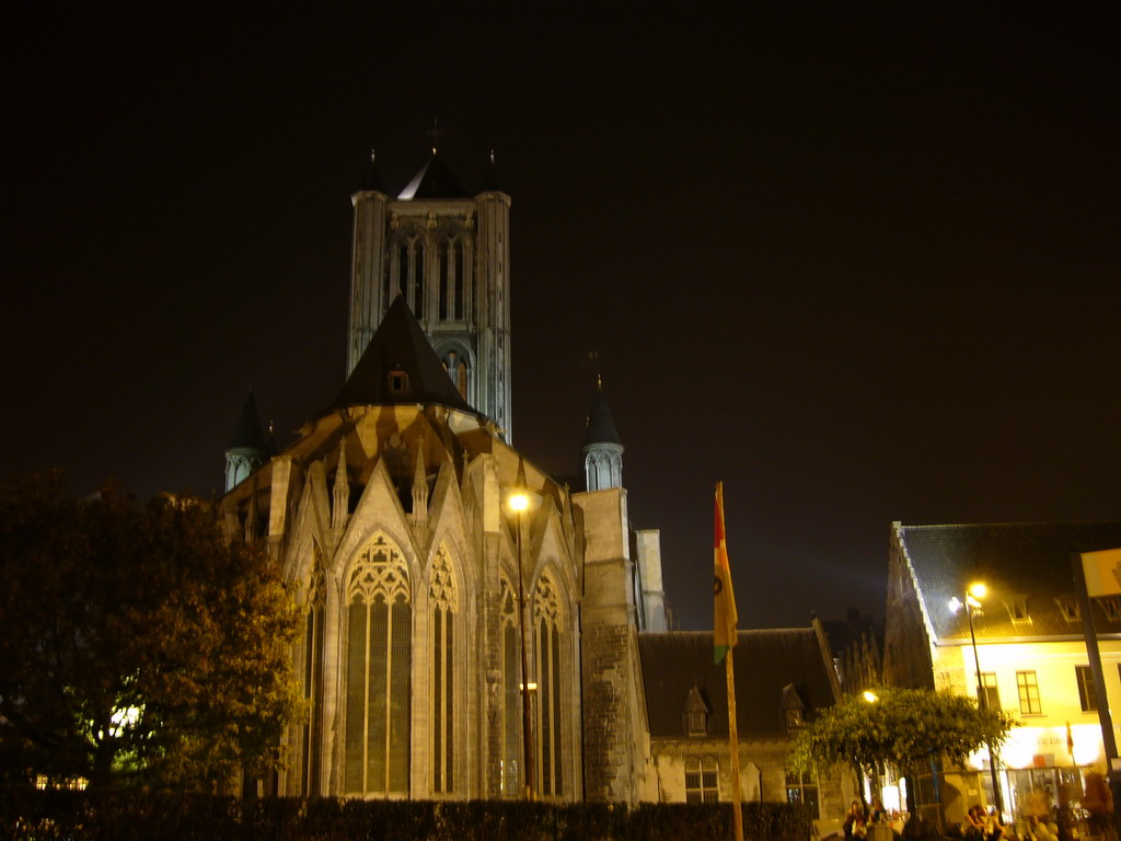 The east side of the Sint-Niklaaskerk church, viewed from the Emile Braunplein square, by night