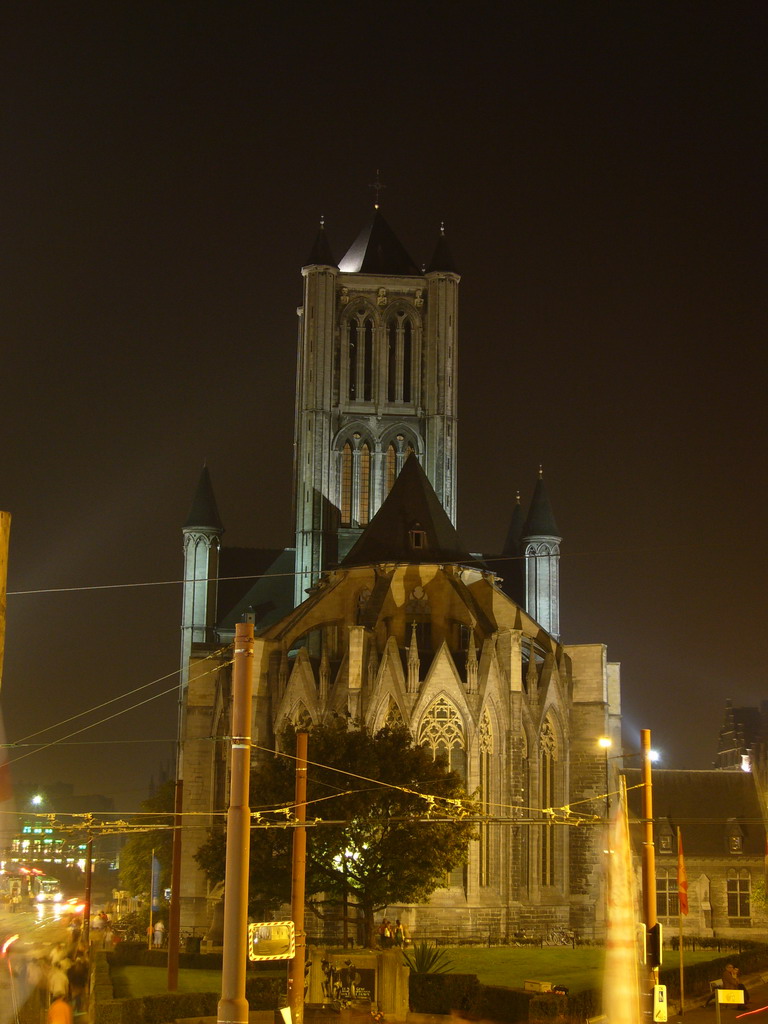 The east side of the Sint-Niklaaskerk church, viewed from the Emile Braunplein square, by night