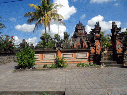 The Pura Batur temple at the crossing of the Jalan Kopral Wayan Limbuk and Jalan Raya Guwang streets at Ketewel, viewed from the taxi