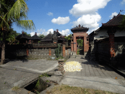 The Pura Batur temple at the crossing of the Jalan Kopral Wayan Limbuk and Jalan Raya Guwang streets at Ketewel, viewed from the taxi