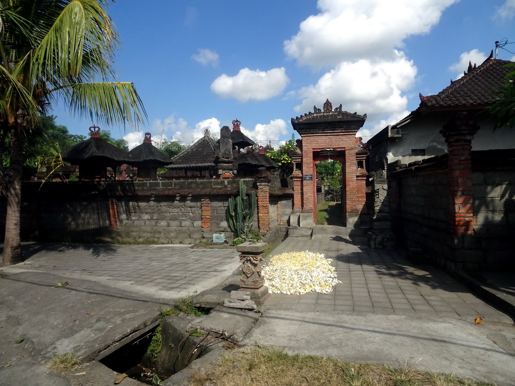 The Pura Batur temple at the crossing of the Jalan Kopral Wayan Limbuk and Jalan Raya Guwang streets at Ketewel, viewed from the taxi