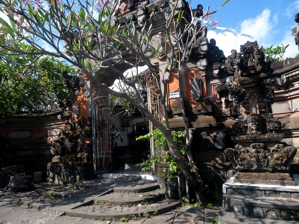 Gate of the Pura Batur temple at the crossing of the Jalan Kopral Wayan Limbuk and Jalan Raya Guwang streets at Ketewel, viewed from the taxi