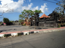 The Pura Batur temple at the crossing of the Jalan Kopral Wayan Limbuk and Jalan Raya Guwang streets at Ketewel, viewed from the taxi