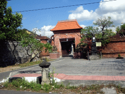 Gate of the Pura Batur temple at the crossing of the Jalan Kopral Wayan Limbuk and Jalan Raya Guwang streets at Ketewel, viewed from the taxi