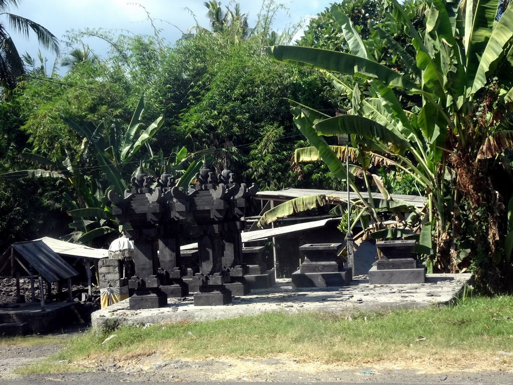 Sculptures along the Jalan Prof. Dr. Ida Bagus Mantra street at Sukawati, viewed from the taxi