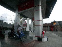 Gas station at the Jalan Raya Sakah street, viewed from the taxi from Ubud