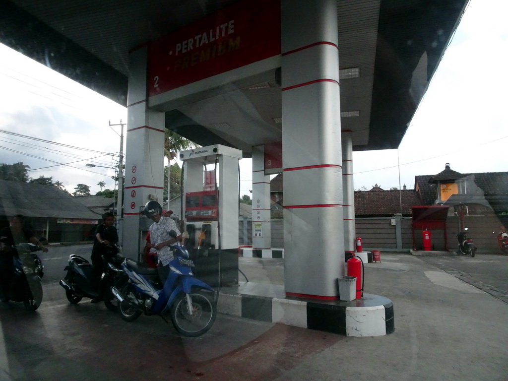 Gas station at the Jalan Raya Sakah street, viewed from the taxi from Ubud
